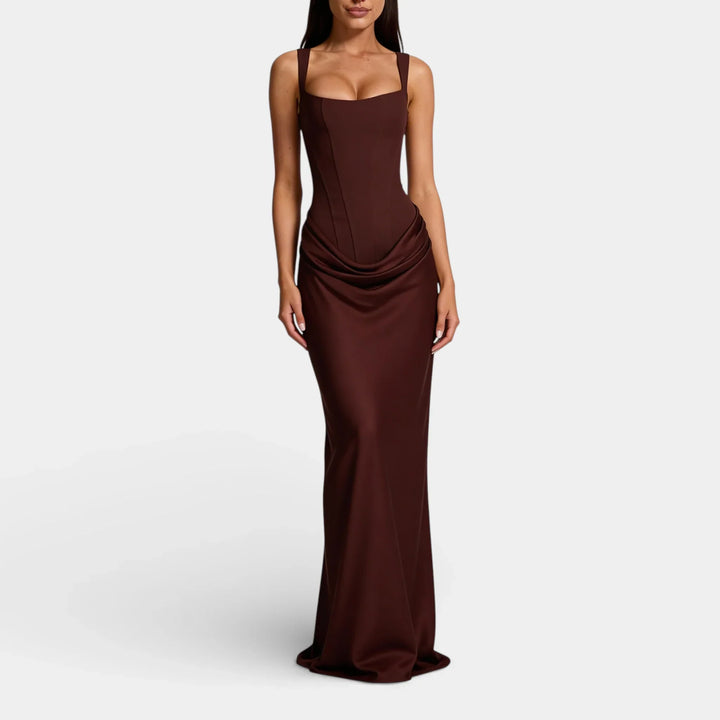 Elegant brun lang kjole set bagfra, med fine spaghettistropper og dyb ryg.