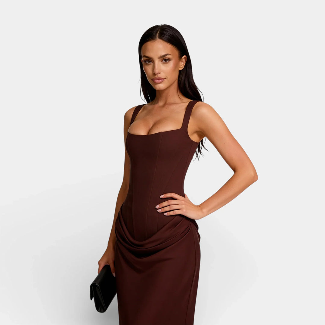 Brun gallakjole for kvinder, med elegante tynde stropper og en lang skæring.