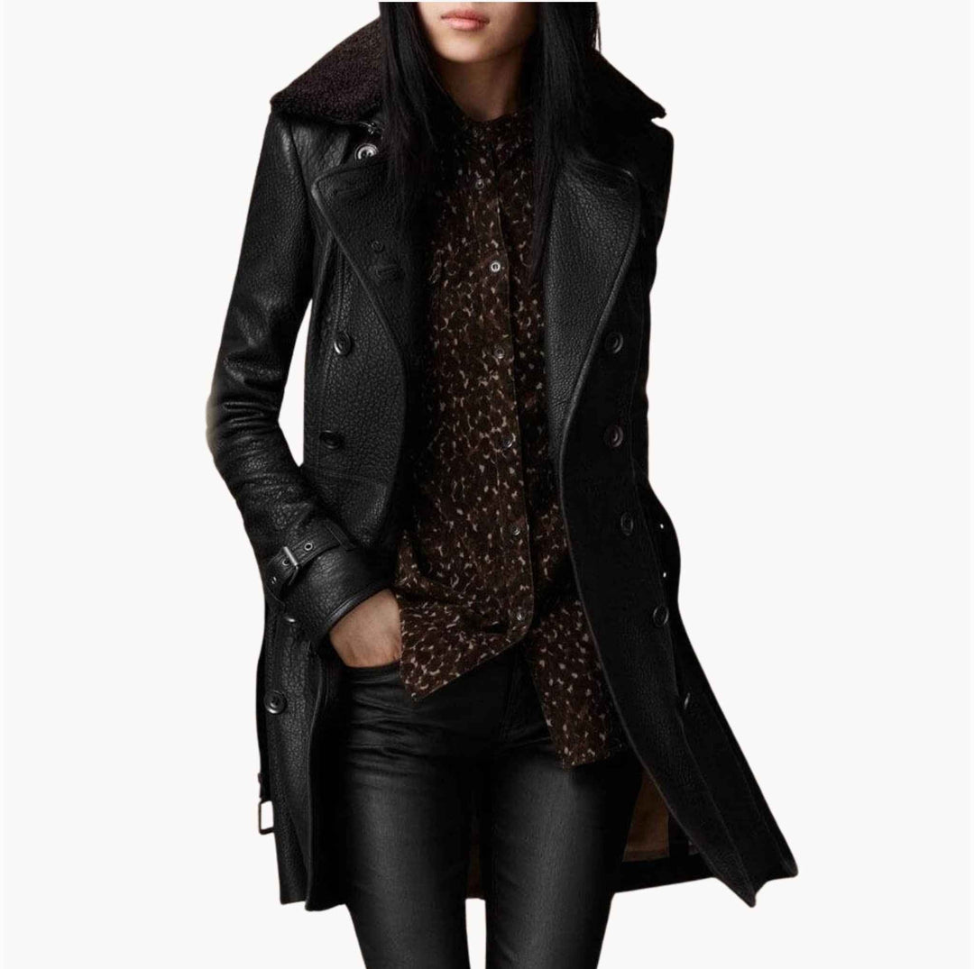 Elegant sort lang læderlook frakke til damer med bælte, perfekt som statement overtøj.