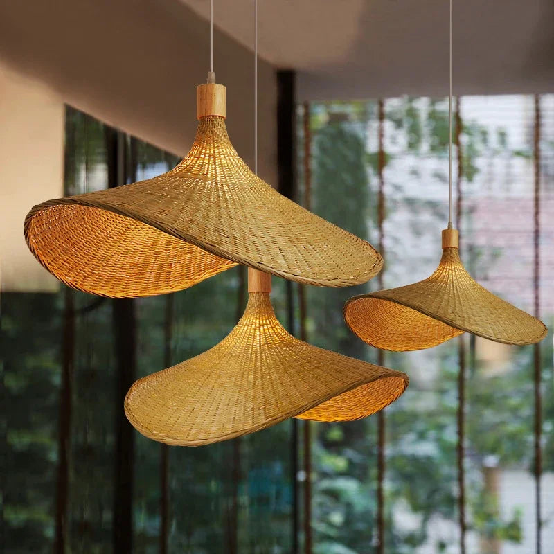 Elegant sort loftlampe, moderne design, perfekt hyggelig belysning til stuen, stilfuld indretning af hjemmet.