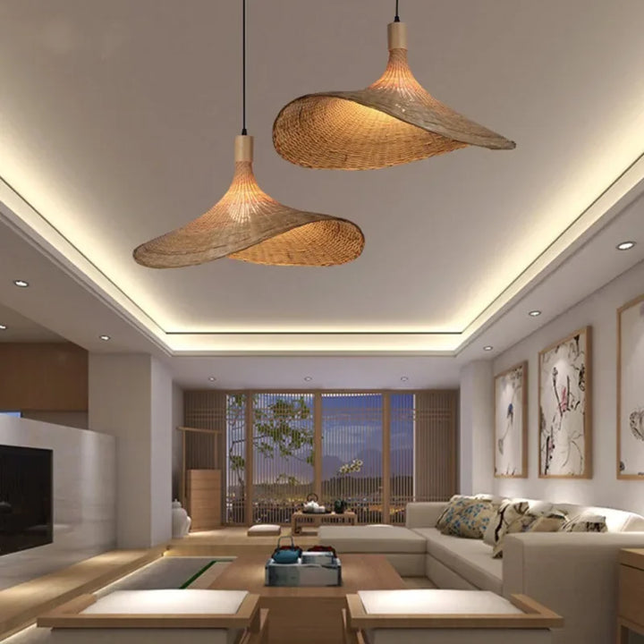 Moderne sort loftlampe med varm belysning, ideel til hyggelig atmosfære i hjemmet, stilfuld indretning.