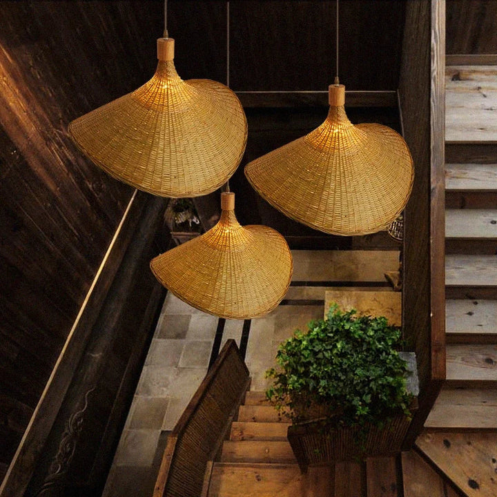 Stilfuld sort loftlampe med minimalistisk design, skaber moderne belysning og forbedrer hjemmets indretning.