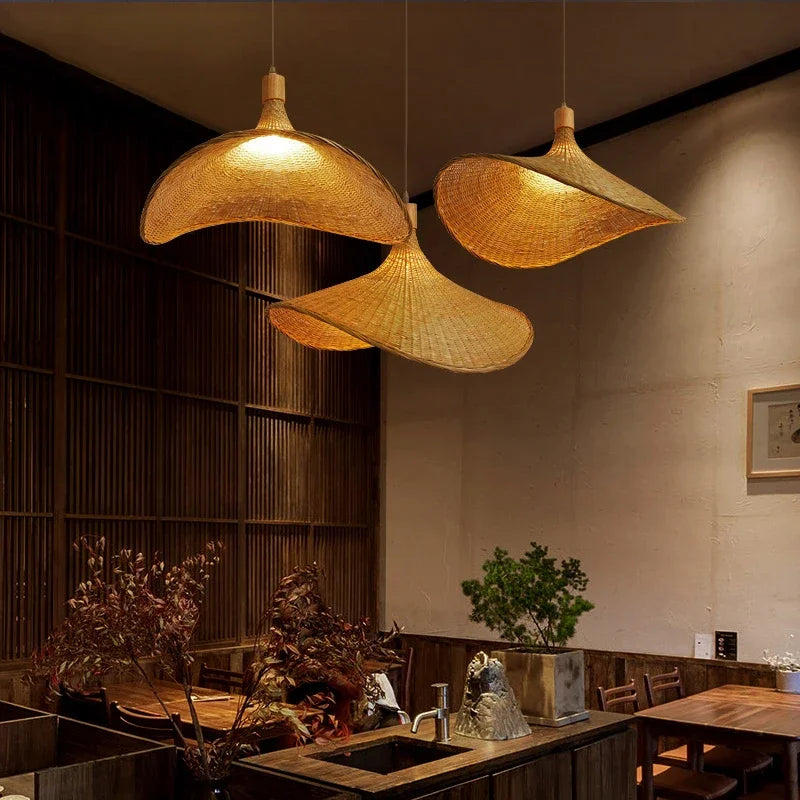 Elegant sort loftlampe, skaber hyggelig belysning i spisestuen eller soveværelset, moderne indretningselement.