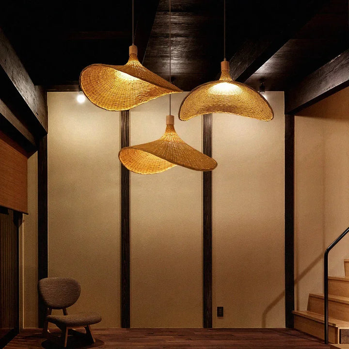 Sort metal loftlampe, moderne og funktionel, giver behagelig belysning for stilfuldt hjemmekontor eller stue.