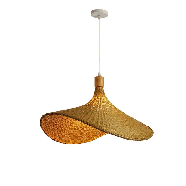 Iøjnefaldende sort loftlampe, fremhæver moderne indretning, tilbyder blød og hyggelig belysning til dit hjem.