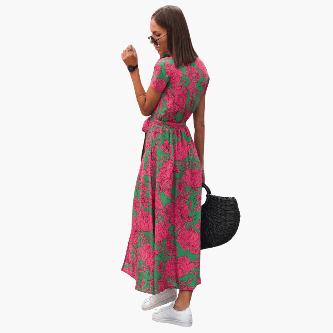 Feminin slå-om-kjole med V-hals og taljebånd, fremhæver silhuetten. Alsidig og elegant.