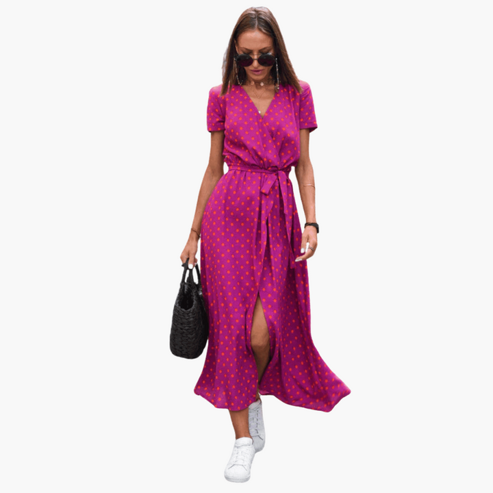 Stilfuld blå slå-om-kjole med diskret mønster. Elegant og feminin til enhver lejlighed.