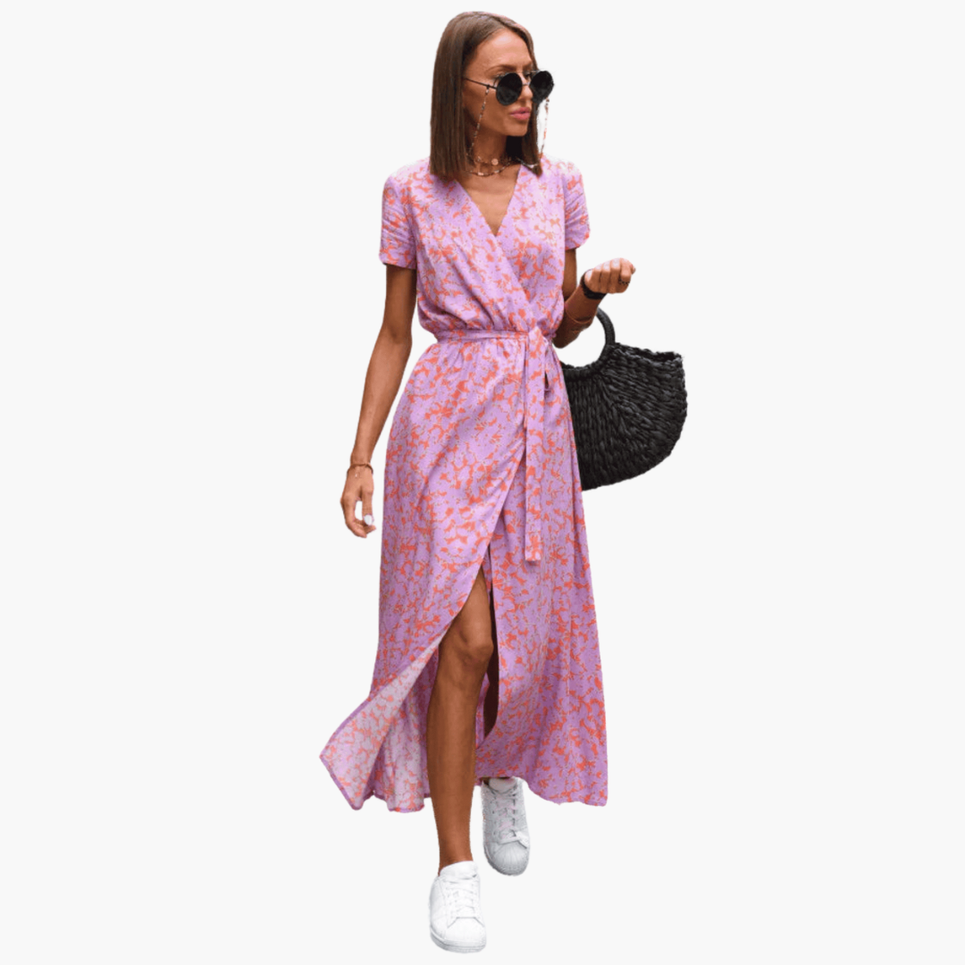 Model iført elegant slå-om-kjole, der viser flydende fald og feminin silhuet. Perfekt til foråret.