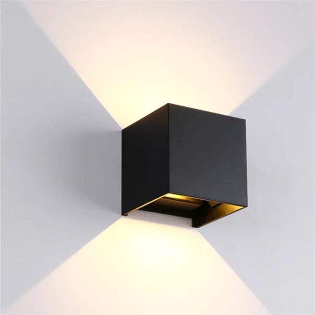 "Elegant sort udendørs LED væglampe, IP65, 6W med justerbar dobbeltlysstråle for facade og terrasse belysning."