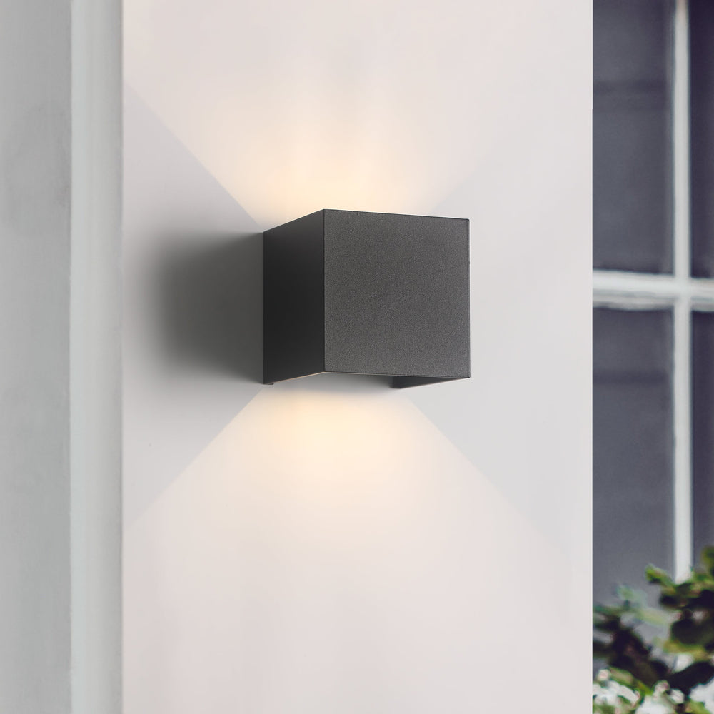 "Elegant sort udendørs LED væglampe, IP65, 6W med justerbar dobbeltlysstråle for facade og terrasse belysning."