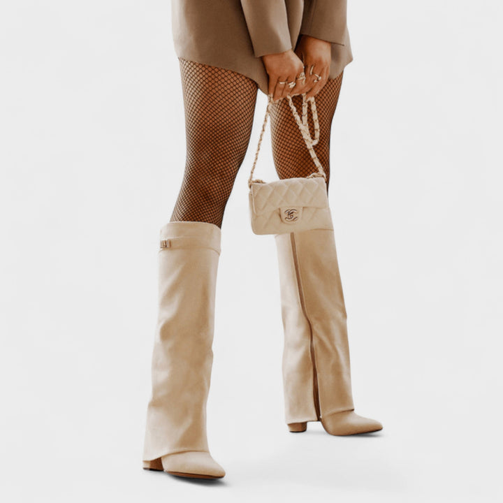 Sorte knæhøje damestøvler i glat læder, ideelle for et elegant look.