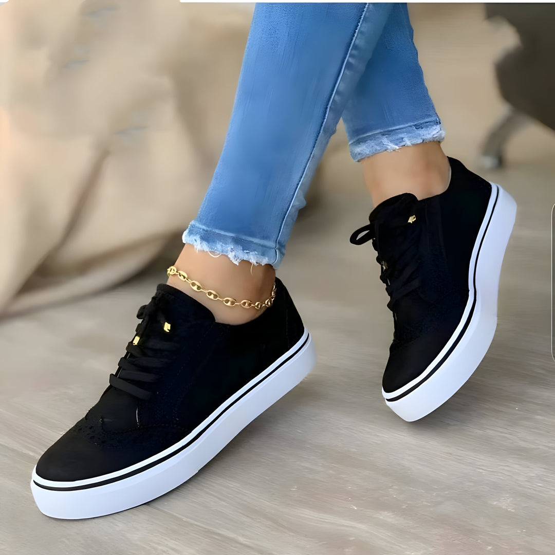 Elegant sorte ortopædiske sneakers til kvinder, tilbyder komfort, støtte og stil med åndbart mesh-materiale.