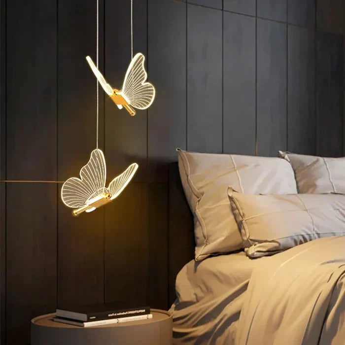 Elegant SparkFly LED loftlampe med varm belysning, perfekt til moderne indretning.