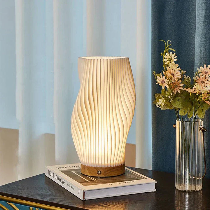 Blød belysning fra en dæmpbar LED-lampe, perfekt til afslapning og hygge i moderne indretning.