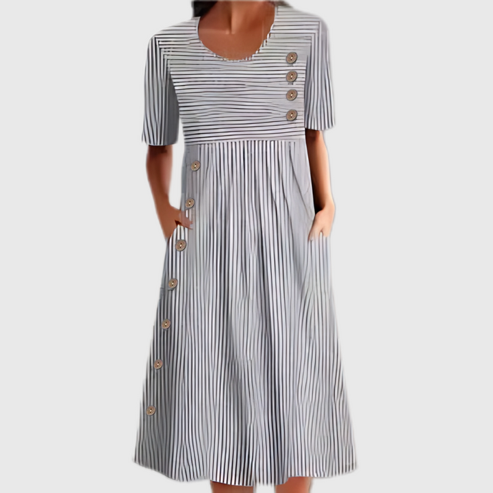 Stilfuld casual midi kjole til kvinder med striber og 3/4 ærmer. Ideel som komfortabel hverdagskjole.
