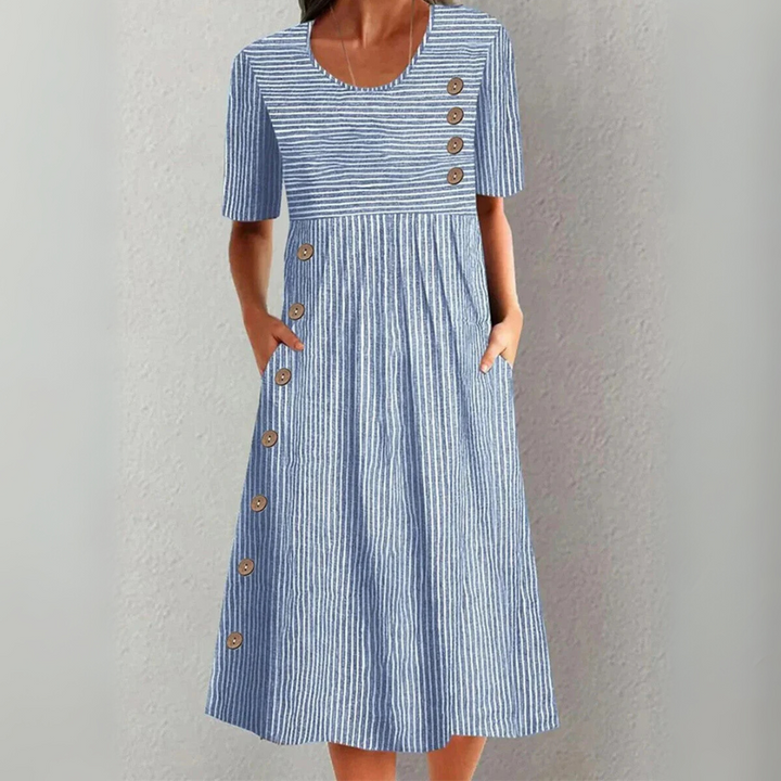 Elegant stribet midi kjole til kvinder med løs pasform og 3/4 ærmer, perfekt som sommer- eller hverdagskjole.