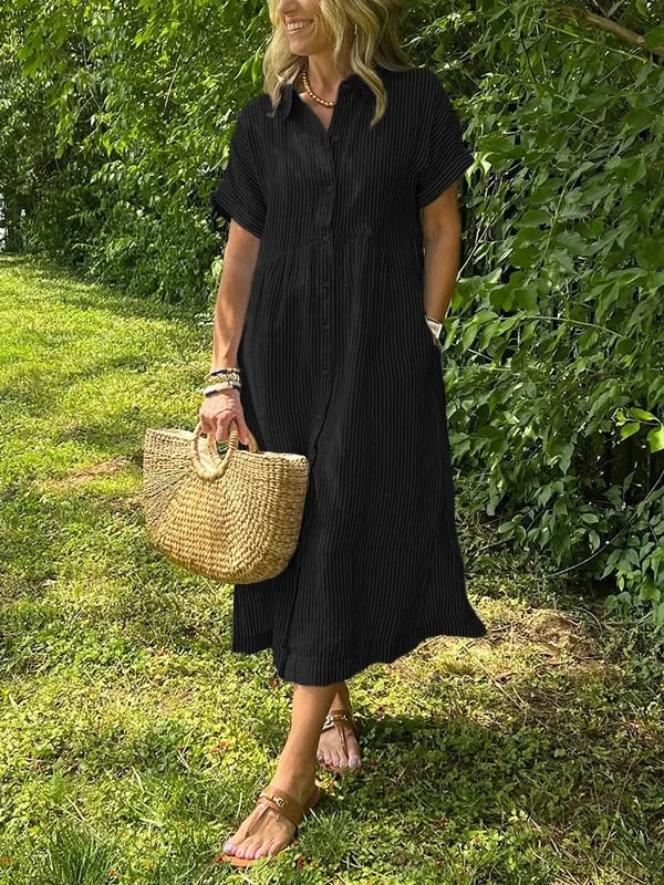 Let og luftig stribet skjortebluse til sommer. Komfortabel, langærmet med afslappet pasform. Elegant mode.
