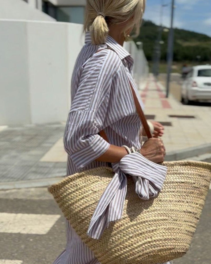 Alsidig stribet skjortekjole for kvinder. Kan styles op eller ned, giver elegant look og optimal komfort hele sommeren.