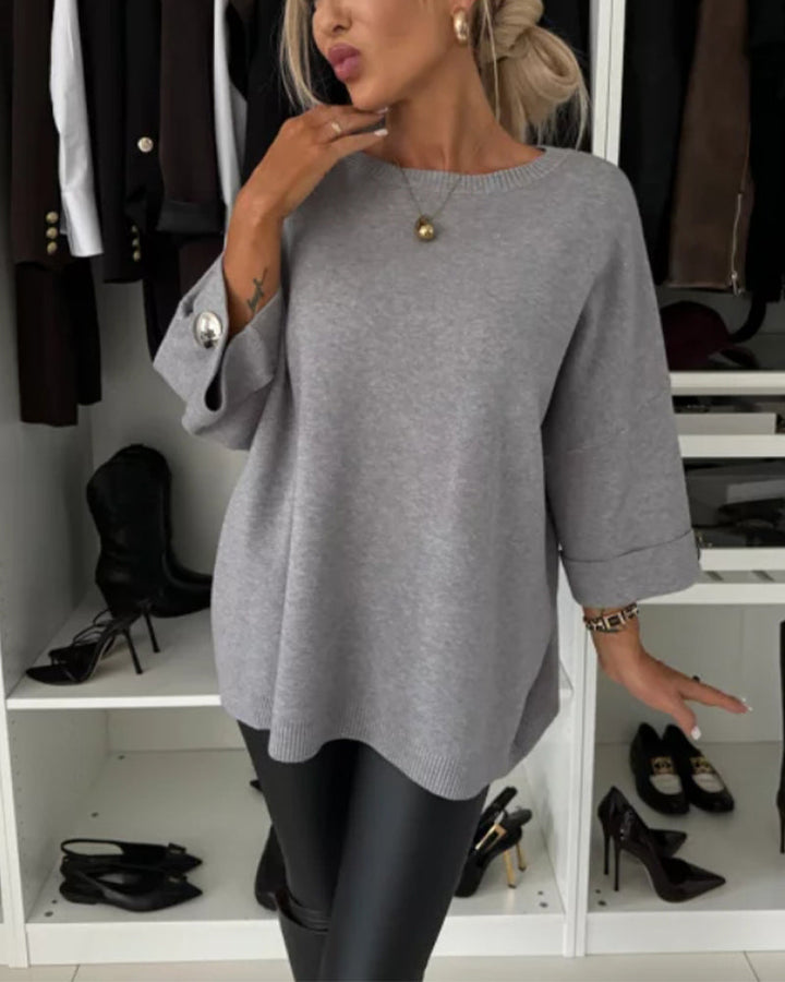 Frontbillede af elegant strikket bluse til kvinder. Moderne design med lange ærmer og behagelig løs pasform.