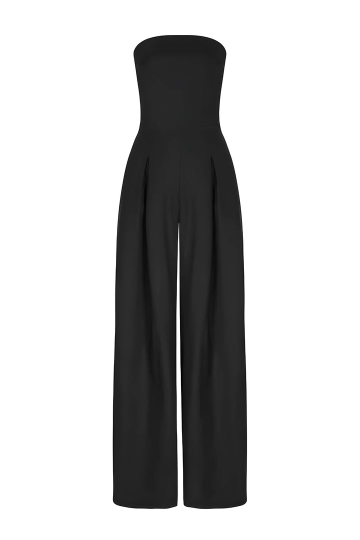 Kvinde bærer en elegant, stropløs jumpsuit. Ideel som aftentøj og festtøj.