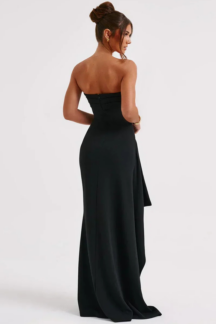 Smuk tætsiddende festkjole med stropløs design, lang længde og elegant høj slids. Ideel til kvinder.