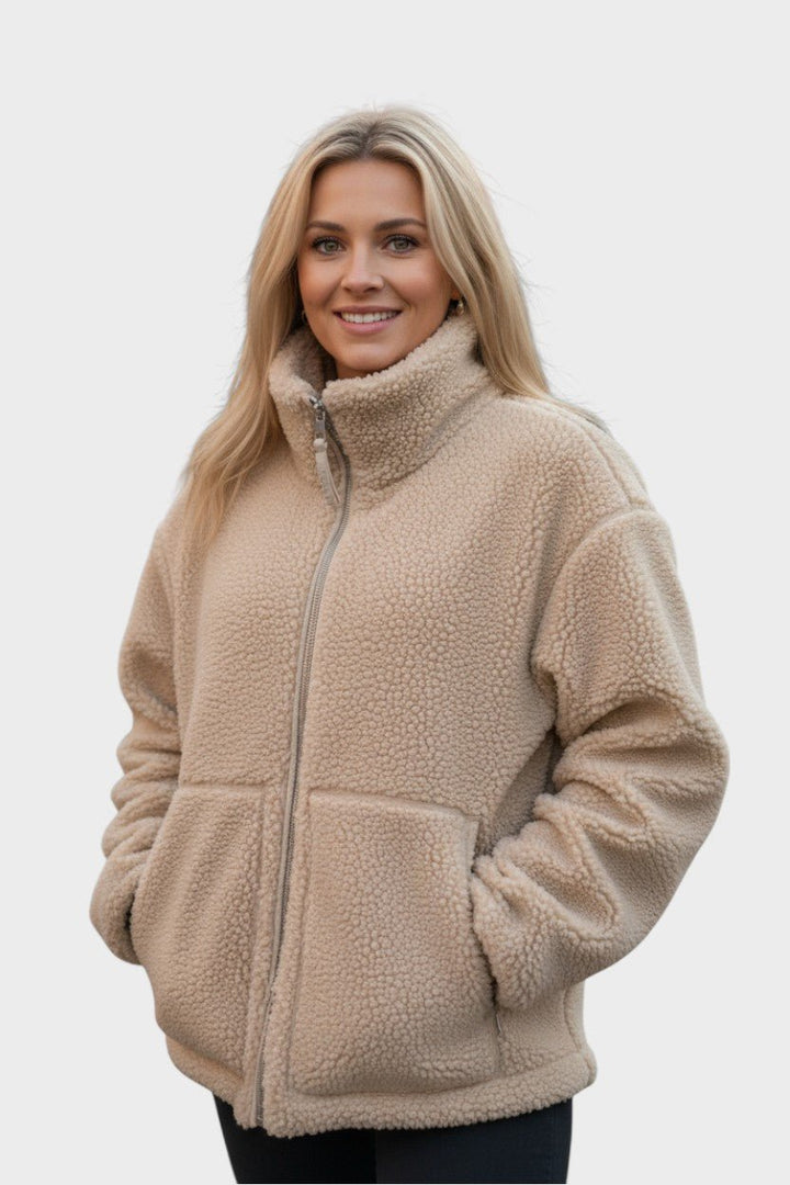 Stilfuld teddykåbe for kvinder, varm og blød komfortkåbe i elegant skandinavisk look.