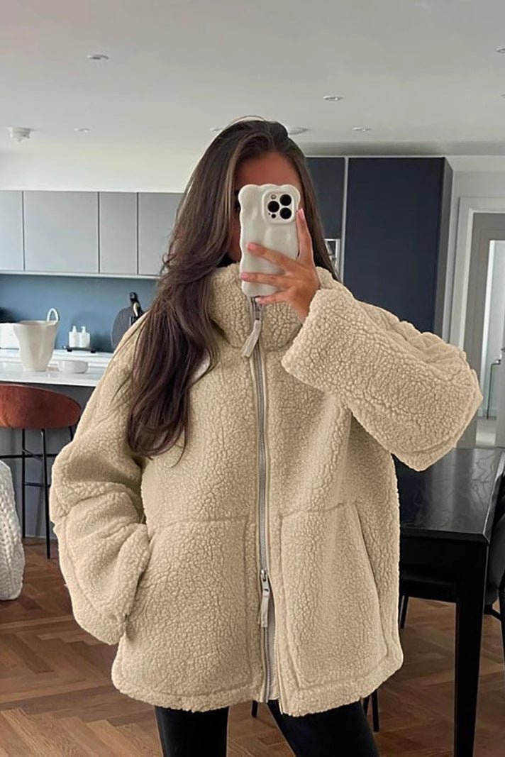 Cremefarvet elegant teddykåbe i blød fleece, ideel som varm overtøj til kvinder.