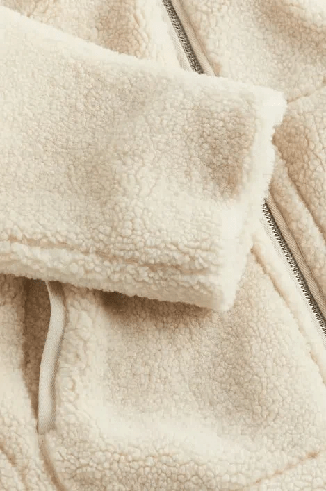 Skandinavisk elegant teddykåbe; et stilfuldt overtøj til kolde vinterdage.