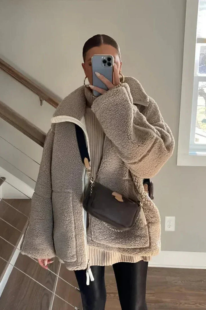 Flot damekåbe i teddyfleece, perfekt komfortkåbe til vinterens kolde stunder.