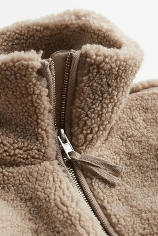 Komfortabel teddykåbe til damer, elegant design og perfekt til hyggelige aftener.
