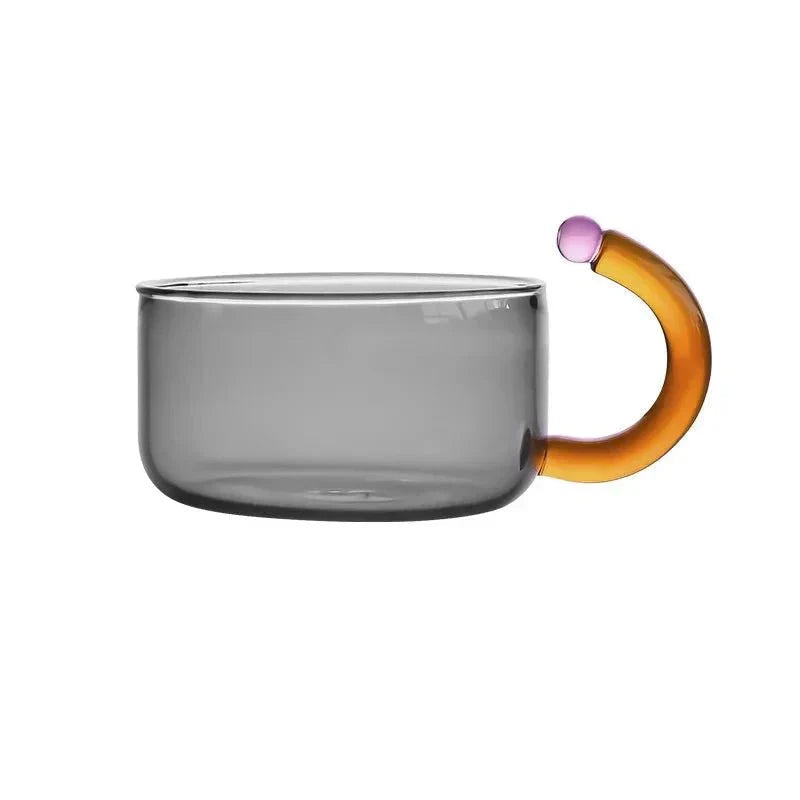 Minimalistisk glastesæt med tekande og krus. Ideelt til moderne hjem og daglig, elegant tebrygning.