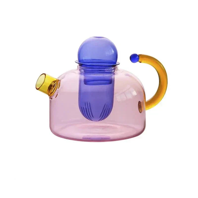 Tekande med integreret filter til nem brygning af løs te. Del af et moderne, elegant tesæt i glas.