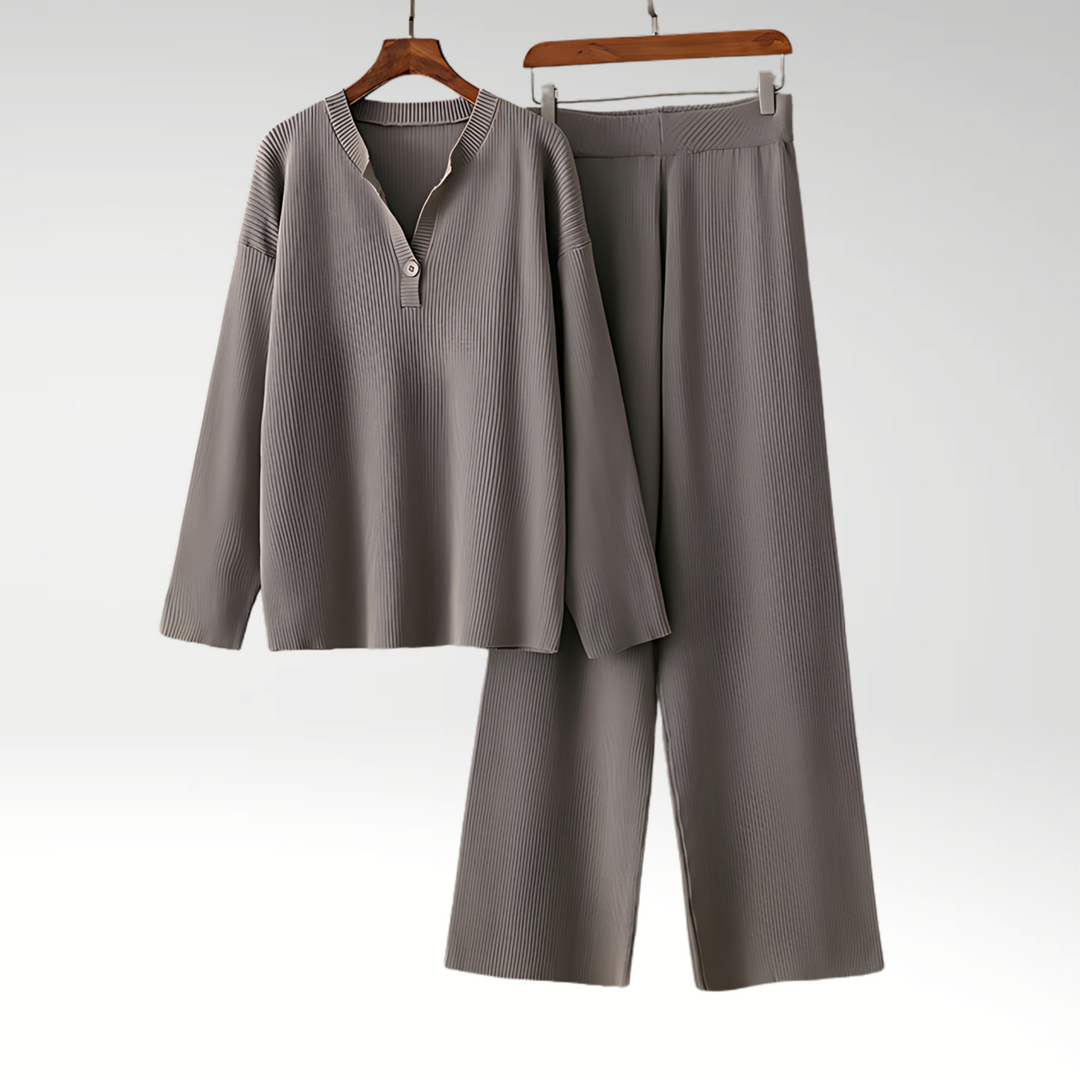 Stilfuldt tekstureret damesæt. Elegant todelt sæt der giver afslappet mode og moderne look til enhver lejlighed.