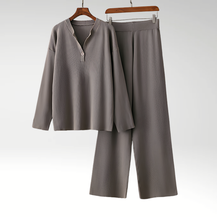 Stilfuldt tekstureret damesæt. Elegant todelt sæt der giver afslappet mode og moderne look til enhver lejlighed.