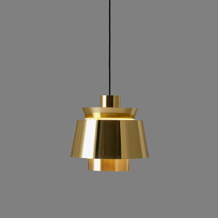 Elegant TERJE pendellampe i metal. Perfekt til moderne hjemmeindretning og kontorbelysning.