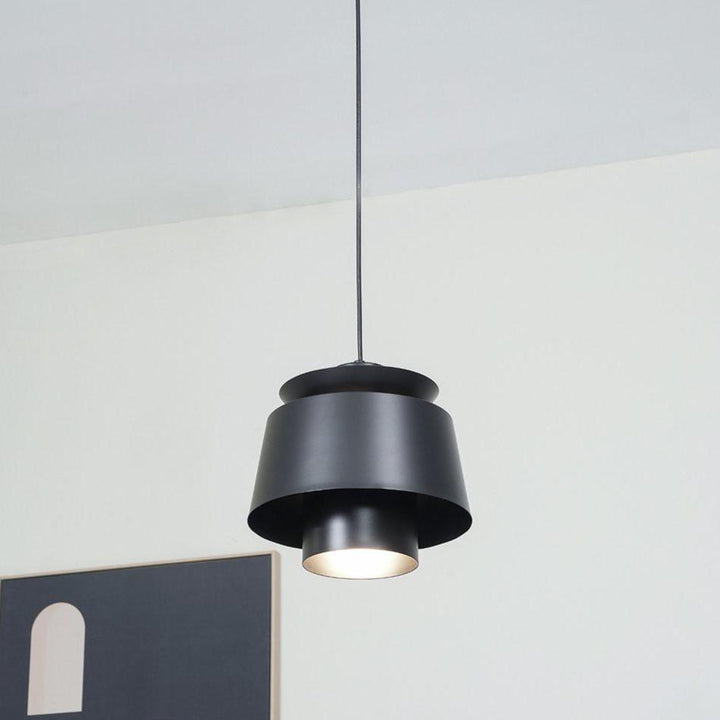 TERJE pendellampe: Skab moderne belysning med denne stilfulde metal lampe i dit hjem.