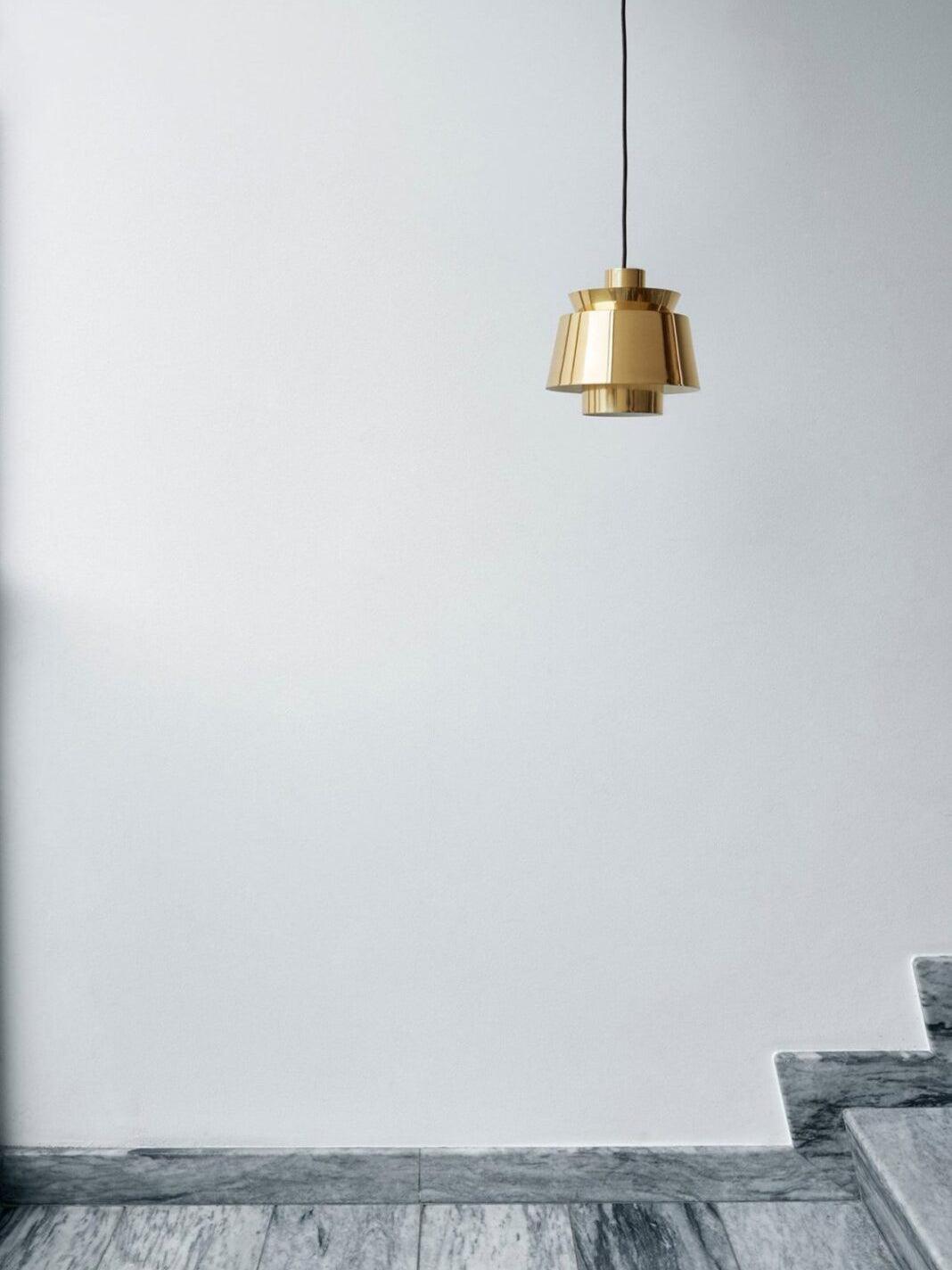 Elegant og moderne TERJE loftslampe. Ideel til hyggelig belysning i stuen. Metal design.