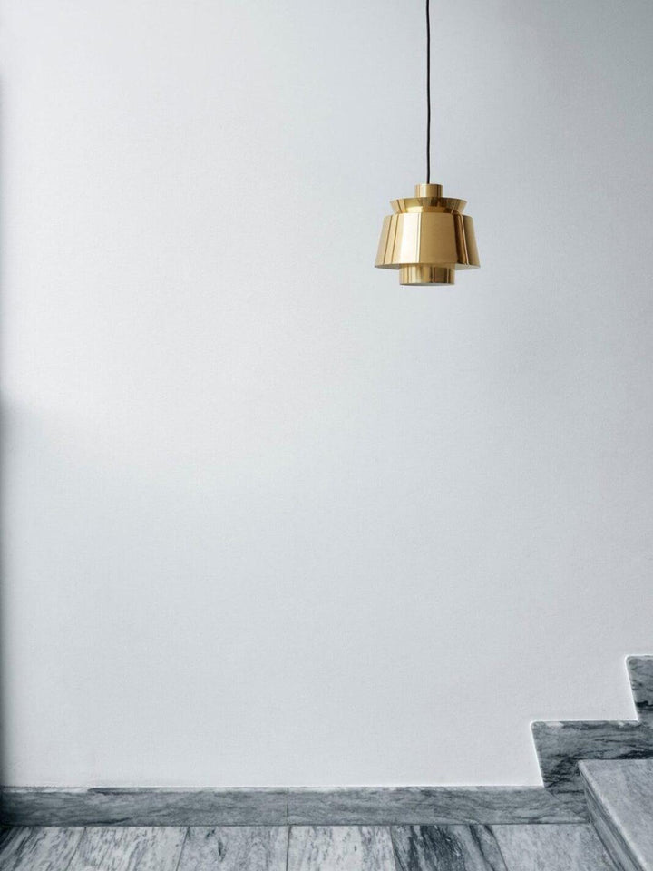 Elegant og moderne TERJE loftslampe. Ideel til hyggelig belysning i stuen. Metal design.