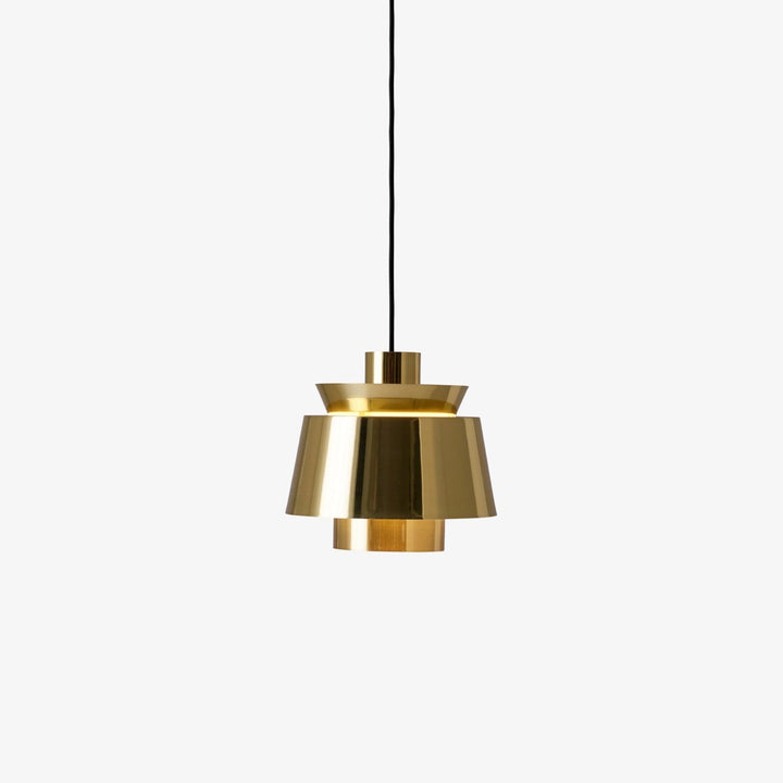 Stilfuld TERJE pendellampe for moderne indretning. Metal lampe med et rent look.