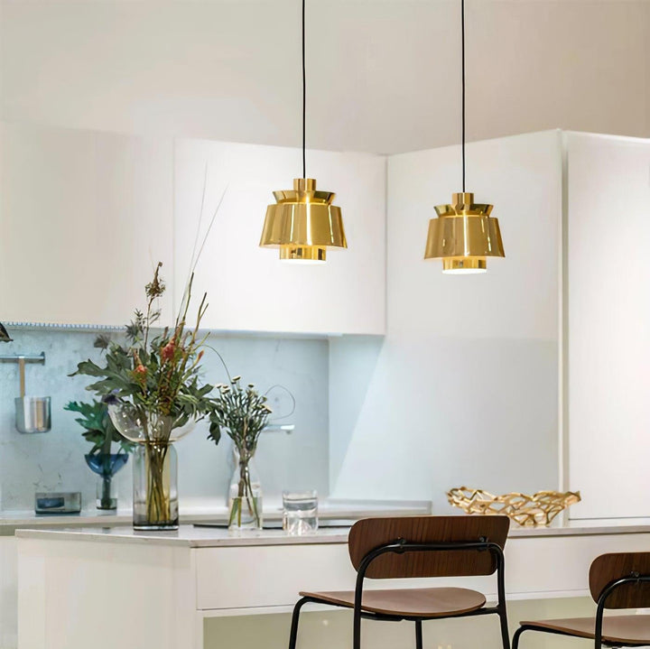 Flot TERJE loftslampe for stilfuld hjemmeindretning. En moderne metal lampe til spisestuen.