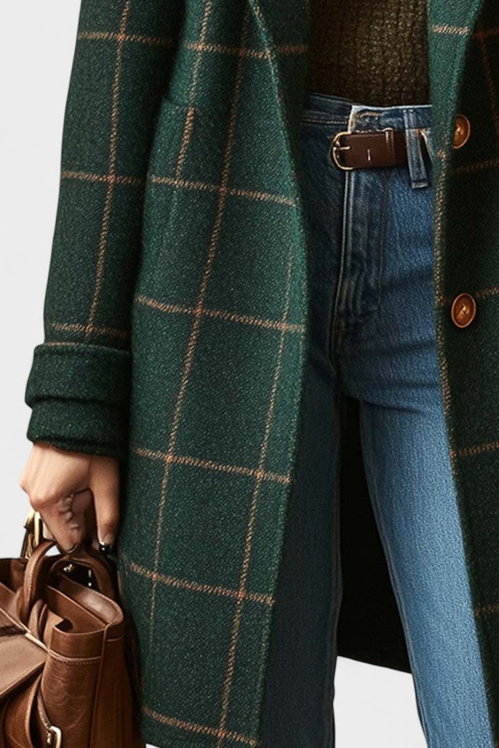 Varm kvinders ternet tweedfrakke. Elegant vinterfrakke og stilfuld efterårsjakke for klassisk mode. Perfekt overtøj.
