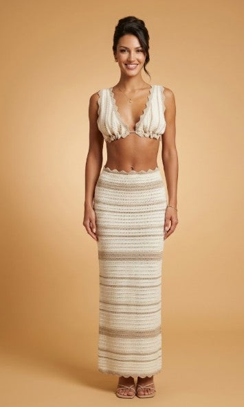 Moderne todelt damesæt: halterneck top og flydende lang nederdel. Ideel til stranden & elegante sommeraftener.
