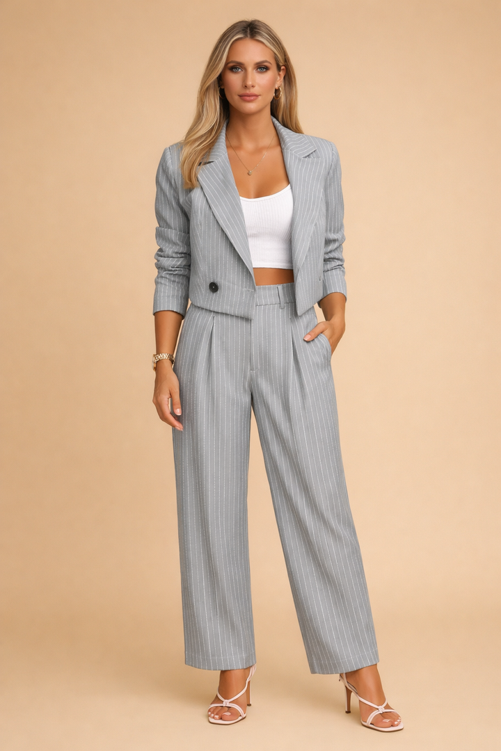 Blåt todelt damesæt: Stilfuld blazer og bukser til moderne kvinder. Ideel til kontor og elegante anledninger.