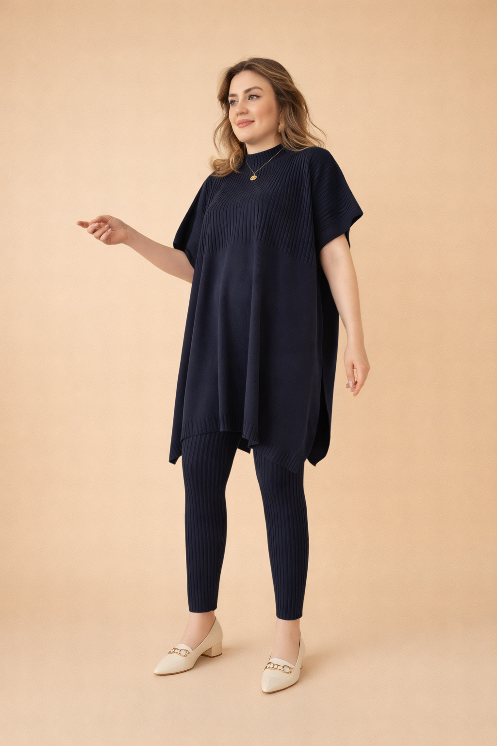 Todelt sæt til kvinder. Afslappet og komfortabelt sommersæt i elegant stil for modetøj.