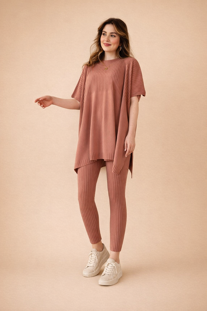 Kvindemode: Todelt sæt i afslappet stil. Elegant tøj til sommer og hverdag. Komfortabelt og modent look.