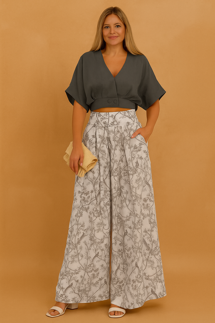 Trendy kvinders koordinerede sæt: Stilfuld bluse og vide palazzobukser for et elegant og alsidigt sommerlook.