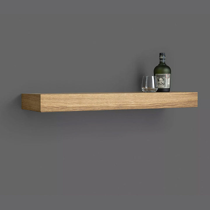 Enkel og elegant væghylde i massivt træ. Skjult opbevaring skaber et minimalistisk og ryddeligt hjem.