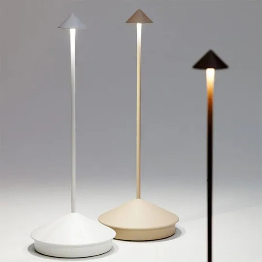 "Elegant trådløs bordlampe med dæmpbart lys, i sort finish, ideel til både indendørs og udendørs brug,  vandtæt design."