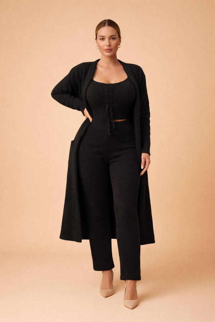 Elegant tre-delt damesæt med buksesæt og cardigan. Komfortabelt til hverdag og stilfuld kvindemode.