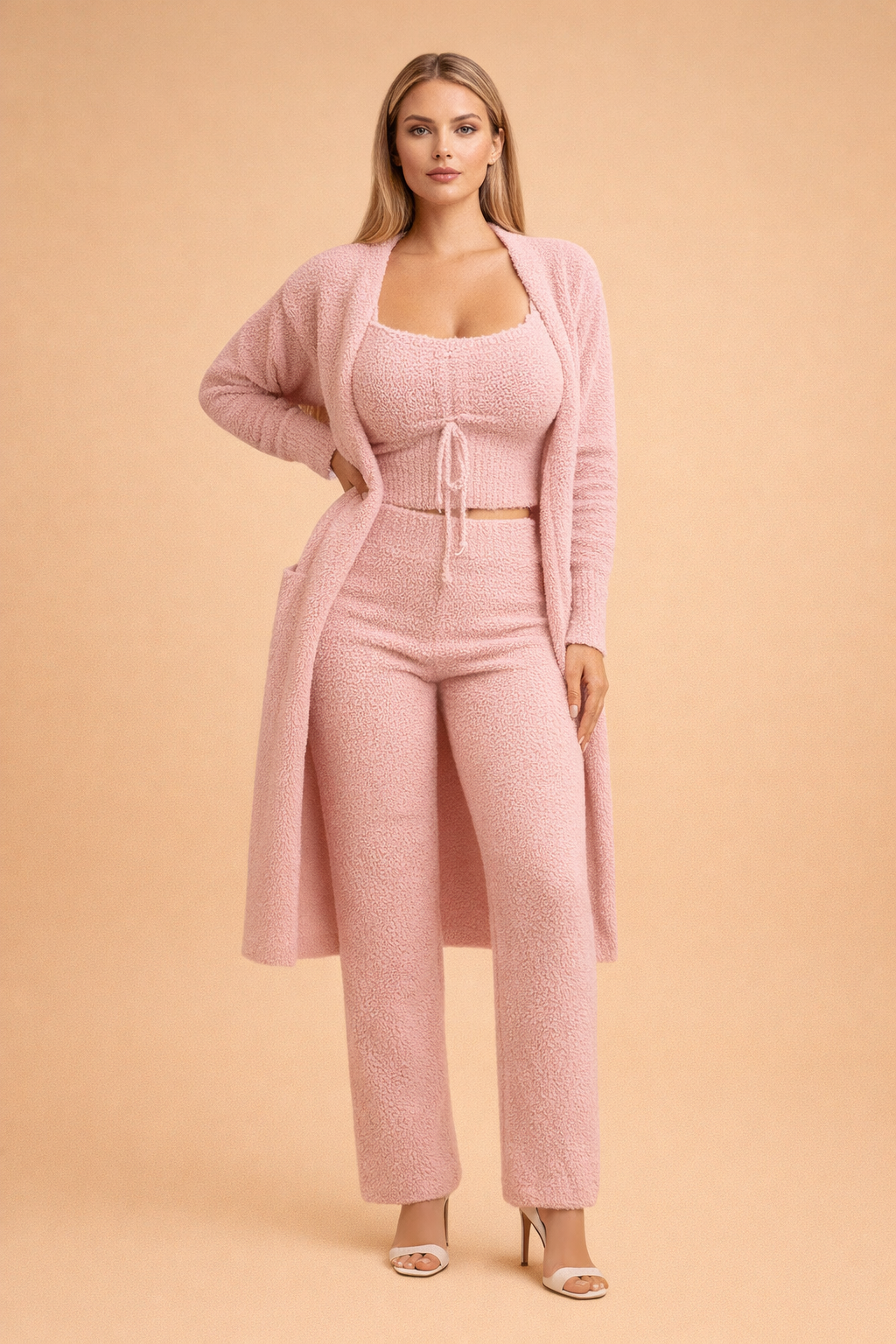 Nærbillede af blød, strikket cardigan fra elegant tre-delt damesæt. Perfekt til komfortabel kvindemode.